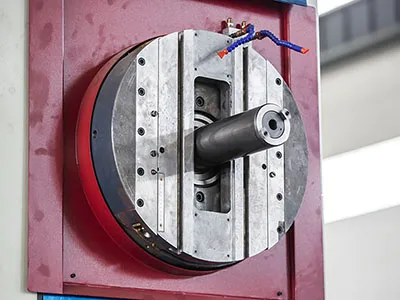 Mandrinadora-fresadora CNC de mesa TK6111