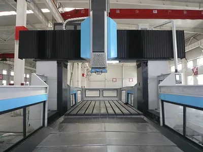Mandrinadora-fresadora CNC tipo pórtico (pórtico fijo y mesa móvil)