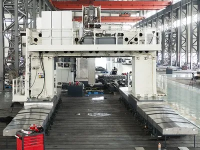 Mandrinadora-fresadora CNC tipo pórtico (pórtico móvil y mesa fija)